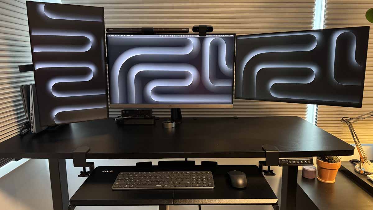 standing desk setup with kvm switch 3 monitors, Mac and windows laptops simultaneously connected